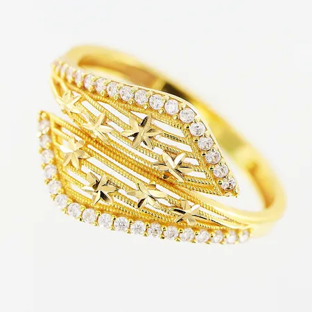 Ring, vita stenar, stl 18¾, bredd 2-12mm, 21K. Vikt: 2,8 g