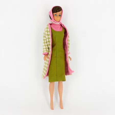 Barbiedocka, märkt Midge 1962 & Barbie 1958 by Mattel Inc, med klädsel #1643 Poodle Parade saknar skor, solglasögon och väska, bruksslitage, färgbortfall på ögonfransar, inga övriga tillbehör.