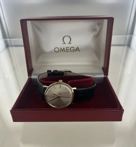 Herrur Omega med box, diam 33 mm, repa i glaset, 14K, bv 29,6
