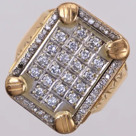 Klackring med briljantslipade diamanter 20 x ca 0,07ct samt 8/8-slipade 36x0,01ct, en sten saknas, stl 22¾, bredd 29,8mm, gravyr, 18K Vikt: 50,7 g