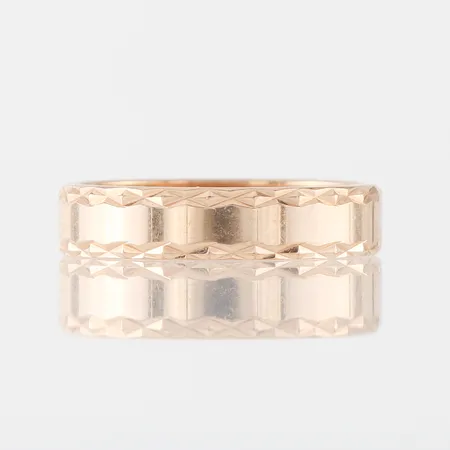 Ring mönstrad,Schalins,gravyr,storlek 15 ¾ mm, bredd 4 mm, 9k. Vikt: 2,3 g
