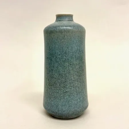 Vas, höjd 15,5cm, Erich Triller (1898-1972) och Ingrid Triller (1905-1982), Tobo, 1940-tal, signerad, ljusblå glasyr, stengods. Keramikerna Erich och Ingrid Triller utbildades i Tyskland 1929-32, gifte sig 1934 och flyttade samma år till Sverige. Tillsammans drev de Tobo stengodsverkstad i Tobo, Uppland. Skickas med postpaket.