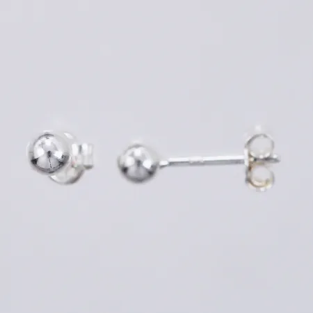 Ett par örhängen, Ø ca 3,7mm, 925/1000 silver Vikt: 0,5 g