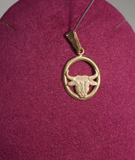 Hänge tjur 18K 0,9 gr L 2,4 cm Vikt: 0,9 g