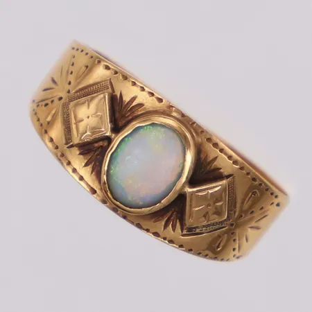 Ring med opal, stl 16¼, bredd 8mm, skev, opal sliten, 18K Vikt: 1,5 g