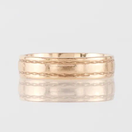 Ring med gravyr,storlek 17 ¾ mm, bredd 4.6 mm,18k. Vikt: 5,3 g
