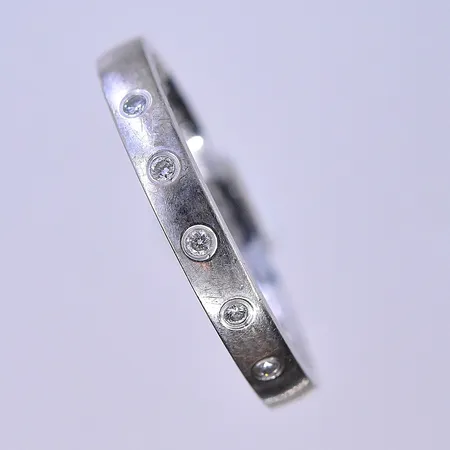 Ring med diamanter 0,05ct, stl 17½, bredd 3 mm, graverad, vitguld, 18K. Vikt: 2,8 g
