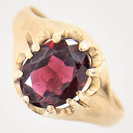 Ring med röd sten, stl 18¾, bredd 2-12mm, något skev, 9K Vikt: 2,6 g