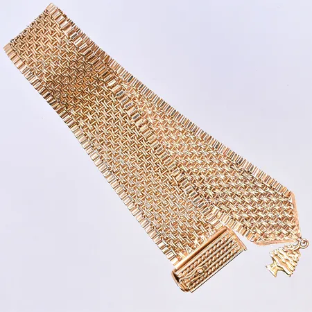 Armband med berlock och något justerbar längd, längd 22 cm, bredd 20 mm, 18K. Vikt: 61,7 g