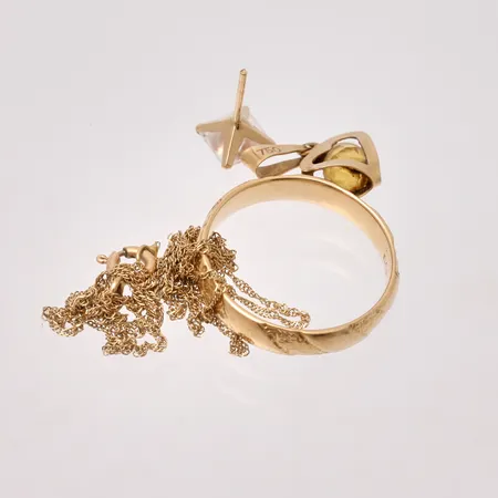Diverse defekt guld, 18K, bruttovikt 5,84g, ca nettovikt 5g.