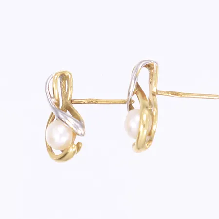 Ett par örhängen med pärlor, defekta, 18K, Bruttovikt: 2g Vikt: 2 g