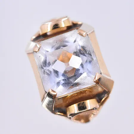 Ring emd vit sten, stl 17¼, bredd 4-13 mm, graverad, 18K. Vikt: 5,3 g