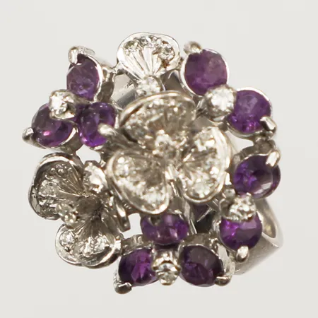 Ring med ametister och diamanter ca 28x 0,01-0,02ct, vitguld, stl 17, bredd 20mm, 18K Vikt: 6,8 g