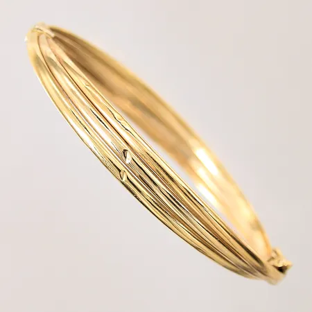 Armring, Ø ca 52mm, bredd: 4,1-8,8mm, ena sidan bucklig, GHA, 18K Vikt: 10,1 g