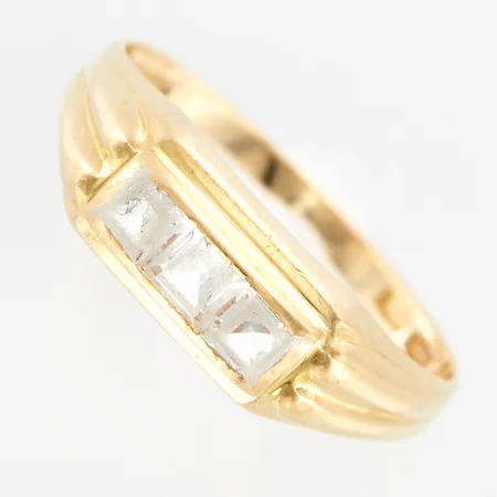 Ring med stenar, stl 18, bredd ca 5mm, 18K Vikt: 2,6 g