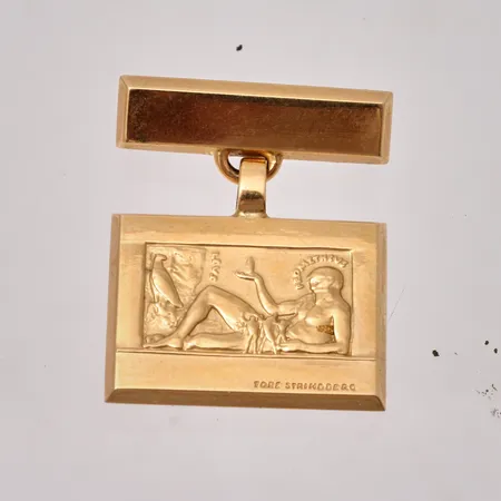 Brosch i 18K guld, mått 23,4x29mm, personlig gravyr, vikt 13,4g.