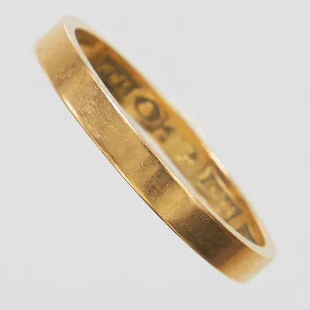 Ring, slät, stl 19½, bredd 2,8mm, gravyr, 18K Vikt: 3,2 g