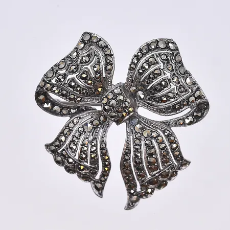 Brosch, längd 39 mm, bredd 37 mm, silver 830/1000. Vikt: 8,9 g