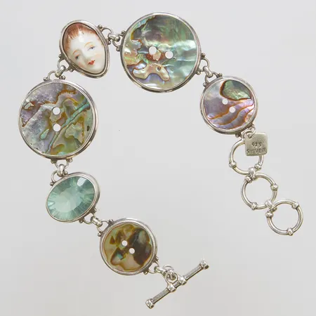 Armband, T-lås, integrerade berlocker, knappar av pauasnäckskal/abalonesnäckskal, längd 20-23cm, bredd 27,6mm, Anna Örnberg, 925/1000 silver Vikt: 36,5 g