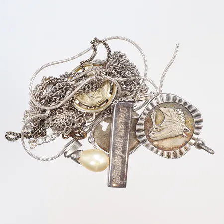 Diverse silver, delvis defekt med plastdetaljer, delvis gravyr, silver 830-925/1000 Vikt: 26,9 g