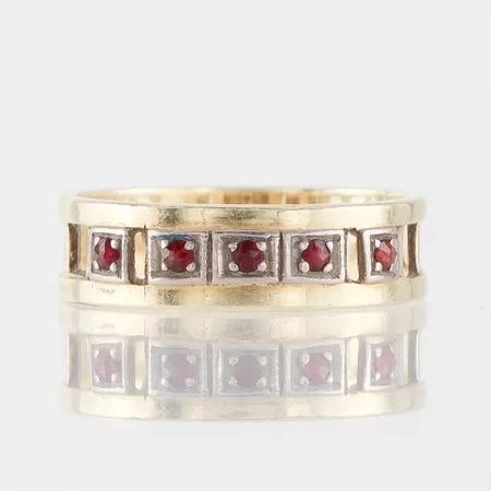 Ring med 5 st blå stenar,storlek 18 ¼ mm, bredd 5.9 mm,14k. Vikt: 3,7 g