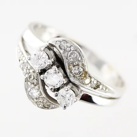 Ring, diamanter 13st totalt 0,49ctv enligt gravyr, stl 18½, bredd 2-12mm, vitguld, 18K. Vikt: 4,7 g