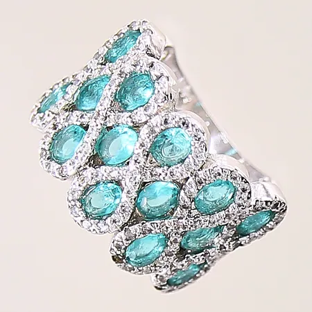 Ring med gröna stenar och vita stenar, stl: 17¼, bredd: 3,2mm, silver 925/1000 Vikt: 7 g