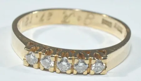Vacker alliansring 18k graverad med initialer och datum Totalt 0,20 carat summa 5 diamanter med mycket fin lyster 3,1 gr Ø 18 mm B 3 mm Vikt: 3,1 g