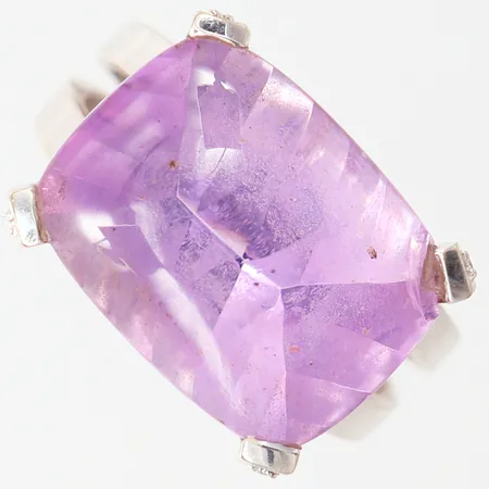 Ring med lila sten, troligen ametist, briljantslipade diamanter 12 x ca 0,01ct, stl: 17½, bredd 3,5-13mm, vitguld 14K. Vikt: 7,7 g
