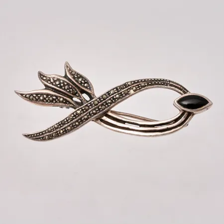 Brosch i silver, mått 22x25,6mm, 1st svart sten, mått 4x8,5mm, Markasiter, 925/1000, vikt 7,85g.