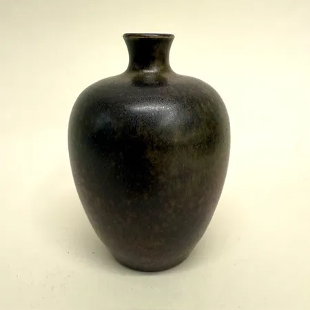Vas, höjd 13,5cm, Erich Triller (1898-1972) och Ingrid Triller (1905-1982), Tobo, 1940-tal, signerad, urnformad med rund mynning, brunspräcklig glasyr, stengods. Keramikerna Erich och Ingrid Triller utbildades i Tyskland 1929-32, gifte sig 1934 och flyttade samma år till Sverige. Tillsammans drev de Tobo stengodsverkstad i Tobo, Uppland Skickas med postpaket.