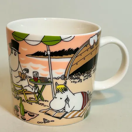 Mugg Mumin från Arabia Tillsammans från serien Mumin på rivieran, årets mugg 2021 denna från 2022, höjd 8 cm Ø8,5cm, rymmer 0,3l