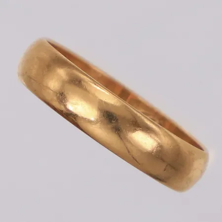 Ring, slät, stl 17¾, gravyr, 18K Vikt: 3,5 g