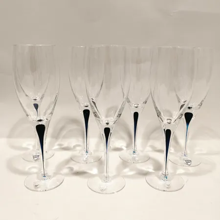 Sju vinglas Intermezzo, Orrefors, Erika Lagerbielke, höjd ca 22cm, klarglas med dekor i blått, etikettmärkta Skickas med postpaket.