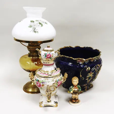 Ytterfoder höjd 20 cm, Ø23cm, lagad/limmad, omärkt, fotogenlampa 44cm, defekt, figurin Hummel med flisor/nagg, 13cm, figurin urna med miniatyrkanna på lock, smärre färgbortfall, okänt fabrikat. Skickas med postpaket.