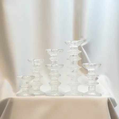 Sex ljusstakar ur serien "Festivo", formgiven av Timo Sarpaneva för Iittala, höjd: 21,5cm, 18,5cm, 14,5cm, 12,5cm (2st), 8cm, Ø ca 7,2-7,8cm, delvis etikettmärkta, klarglas Skickas med postpaket.