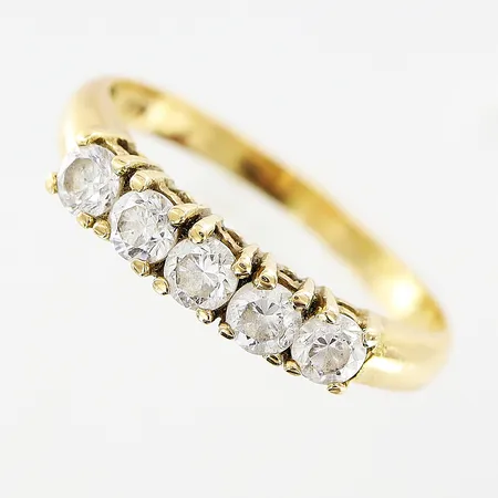 Ring, vita stenar, stl 17, bredd 2-3,5mm, skev skena, 18K.  Vikt: 2,4 g