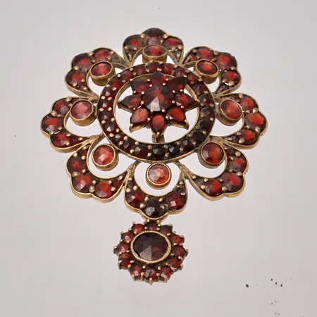 Hänge i gulfärgad metall, mått 40x54,7mm, Granat liknande stenar, vikt 10,7g.