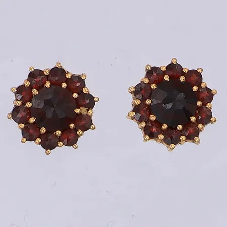 Ett par örhängen med granater i förgyllt silver, 12mm, saknar stoppar, 830/1000 silver Vikt: 3 g