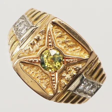 Klackring, grön sten, diamanter 6xca0,05ct, tre indikerar på syntetiska, stl 17¼, bredd 5,5-14,3mm, 18K Vikt: 20,7 g