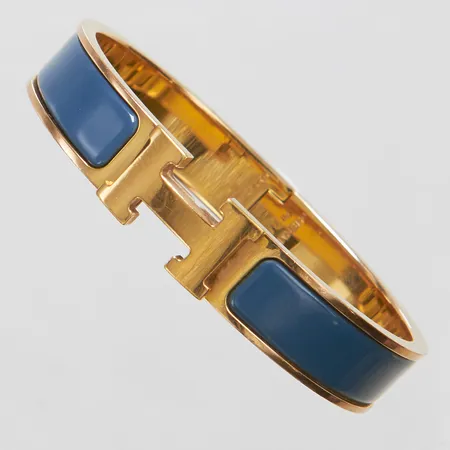 Armband, Hermès Clic Clac H, gulmetall med marinblå emalj, ca 60x48mm, bredd 11,5mm, märkt Hermès Made in France, slitage, ytliga repor, dustbag, etui.