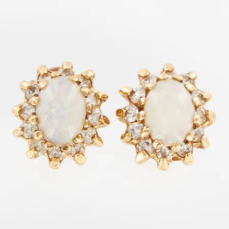 Ett par örhängen med opal liknande stenar, samt vita stenar, 9x11mm, en stopp saknas, 14K Vikt: 4,4 g