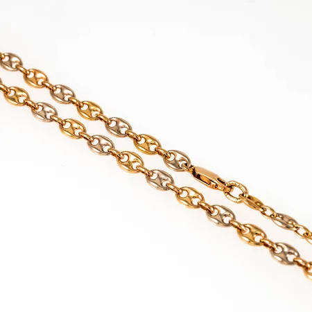 Collier i 18K röd- och vitguld. Det är 39 cm långt, 5 mm brett och väger 11,8g. Karbinhake. Ihålig.