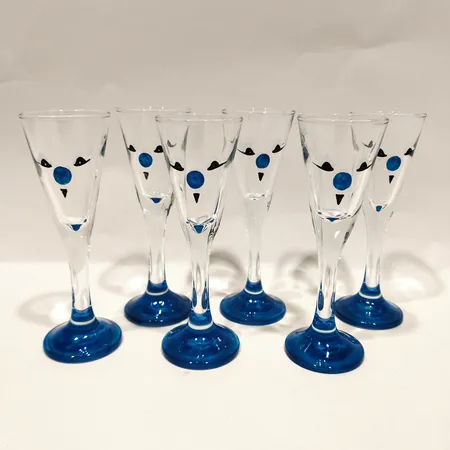 Sex snapsglas, längd 14cm, signerade LA/MW, handmålade Skickas med postpaket.