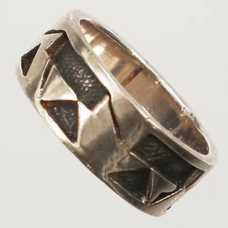 Ring mönsterdekor, stl 17, bredd 7,5mm, 925/1000 silver Vikt: 5,1 g
