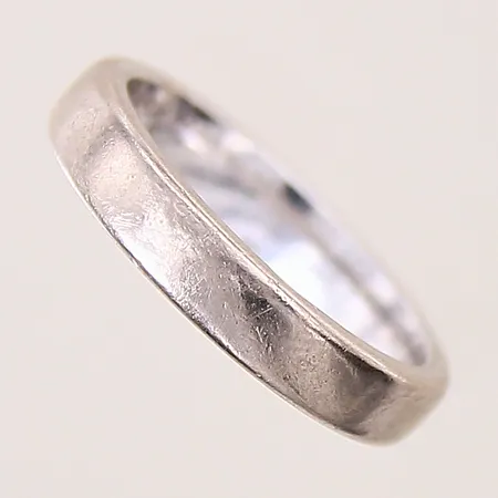 Ring, stl 18, bredd 4mm, vitguld, gravyr, 18K Vikt: 7,1 g