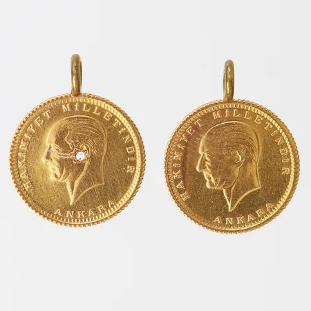 2 Hänge/mynt Ataturk, Ø15mm, med ögla i oädel metall, en med borrhål, 22K. Vikt: 3,8 g