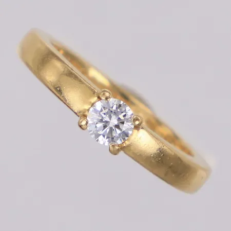 Ring med briljantslipad diamant ca 0,25ct, W(H)/SI, stl 16¼, GHA, gravyr, repor, 18K Vikt: 4,9 g