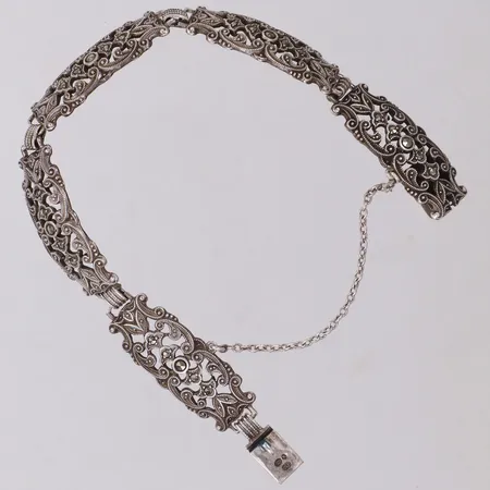 Armband med markasiter, innermått ca 18cm, bredd 13mm, 835/1000 silver Vikt: 16,7 g