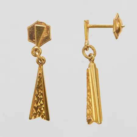 Ett par örhängen, ca 28x5,5mm, stift, 18K. Vikt: 2,5 g